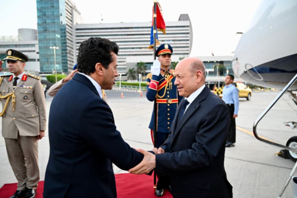 رئيس اليمن يصل القاهرة للمشاركة في افتتاح المتحف المصري الكبير