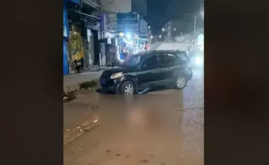 حادثة مؤسفة في إب: شخص يعاني اضطرابات نفسية يُشعل النار في سيارة طلبًا للدفء