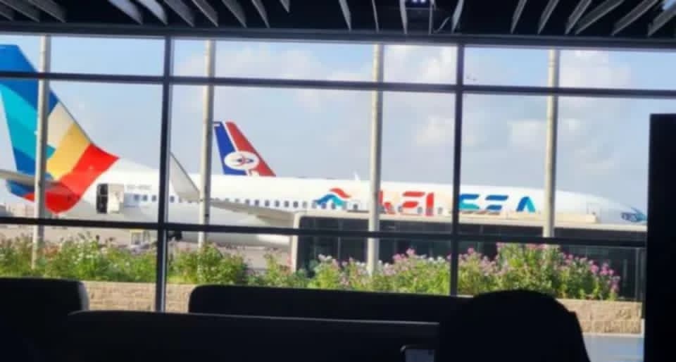 طيران عدن تشدد ضوابط السفر إلى القاهرة عبر شرط إرسال الجوازات