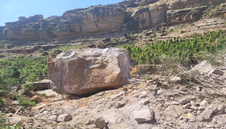 انهيار جبلي ضخم يقطع الشريان الحيوي ويحاصر آلاف المواطنين بهذه المحافظة