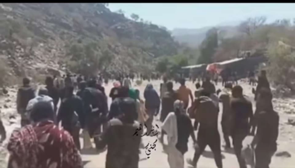 شهادات صادمة: مجموعات مهاجرين تسيطر على قرية حدودية وتهجّر سكانها