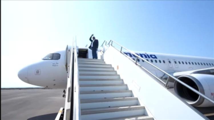 طارق صالح على متن الطائرة اليمنية.. لحظة رمزية تذكر اليمنيين بعلي عبدالله صالح