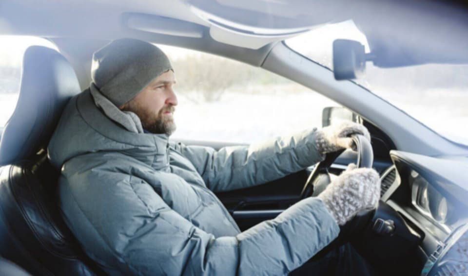 احذر من ارتداء المعاطف الثقيلة أثناء القيادة في البرد!