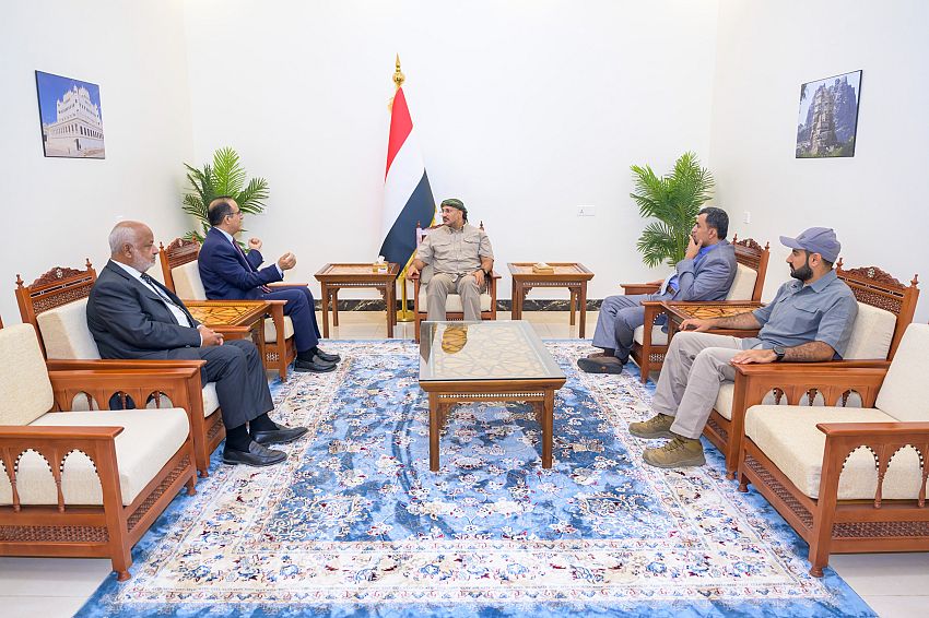 عضو مجلس القيادة طارق صالح يشيد بجهود وزارة الصحة ودور طواقمها الطبية