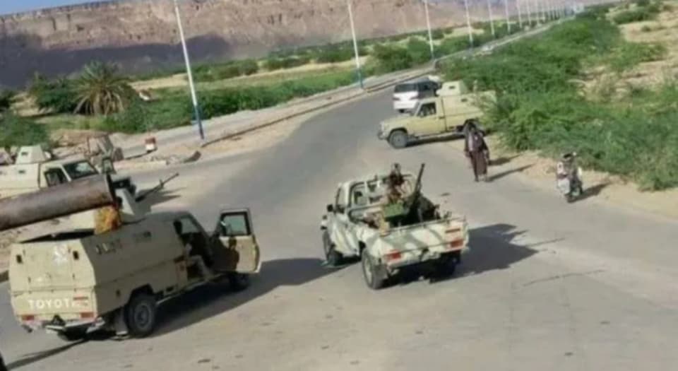 قوات المنطقة العسكرية الأولى تتمركز بالدبابات عند مدخل وادي دوعن لمنع أي اختراق