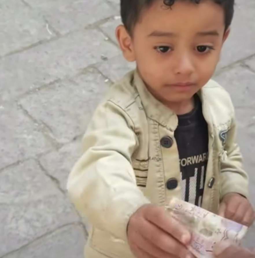 في مشهد طريف..طفل يمني يصر على الريال السعودي وسط ضحكات الحاضرين