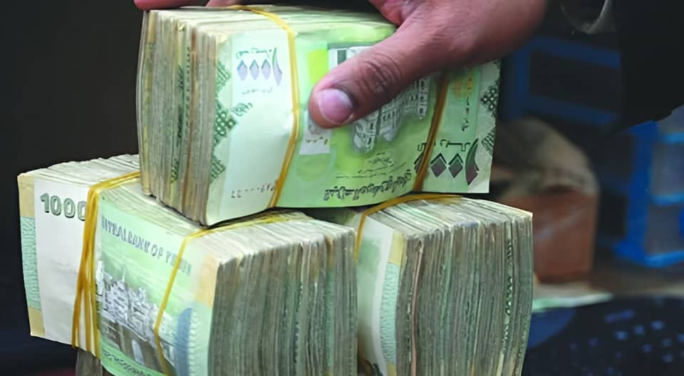 انهيار تاريخي للريال اليمني.. الدولار يقترب من حاجز الـ2800 في عدن مساء اليوم