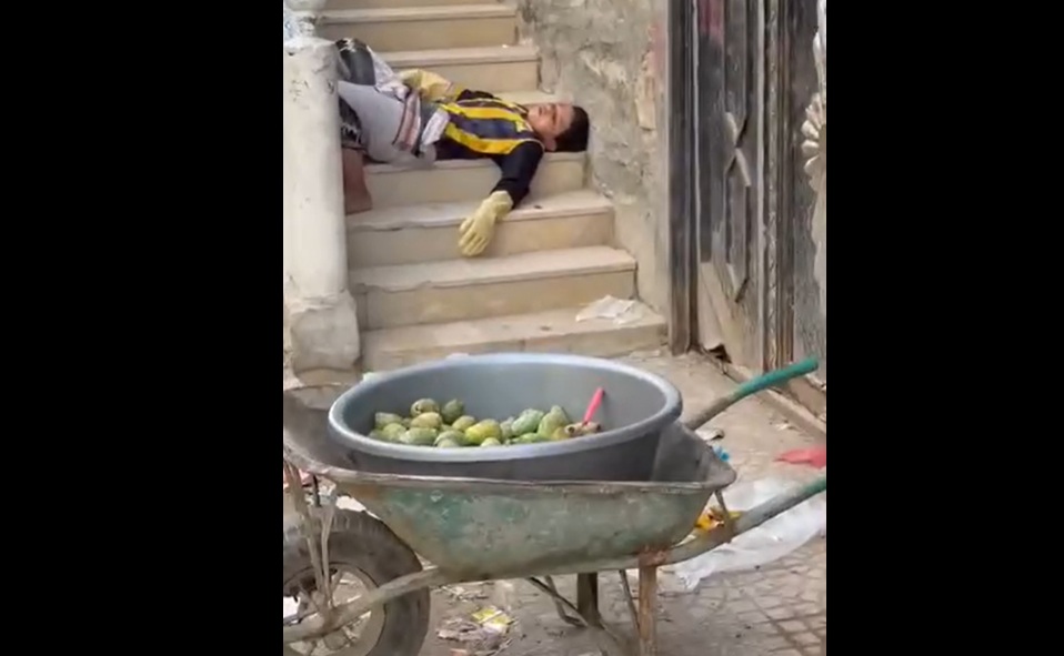 من أحلام الطفولة إلى واقع العناء.. لقطة لطفل يمني غلبه النوم من التعب