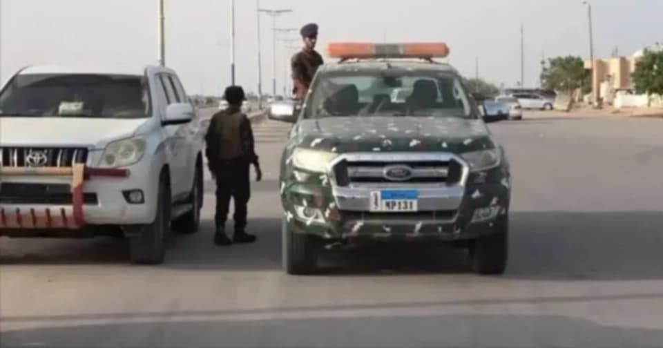 جريمة مروعة في المهرة: توقيف مالك محل اتصالات وسائق تاكسي بتهمة قتل مواطن