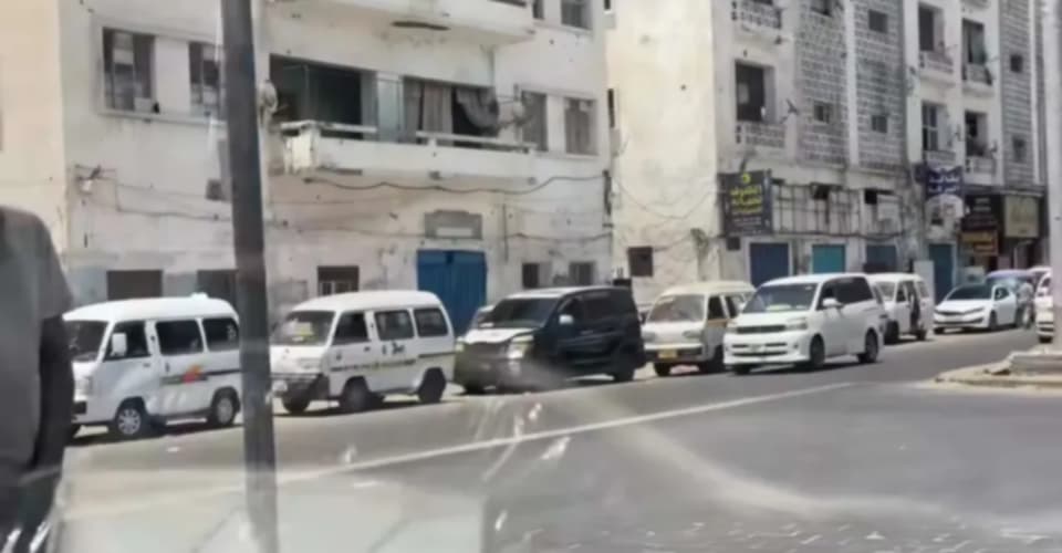 عدن: فتاة تقفز من حافلة هربًا من محاولة اختطاف