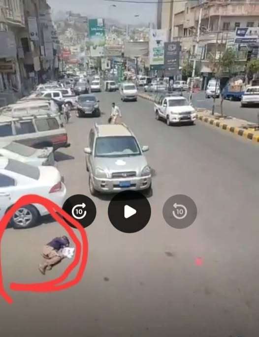 مشهد نادر لطفل مستلقٍ وسط الطريق يثير الجدل بين المارة