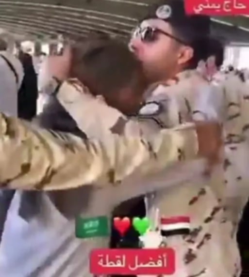 موقف نبيل من رجل أمن سعودي مع معتمر يمني يلقى إشادة واسعة وتفاعلاً رسميًا