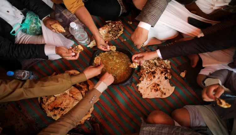 أسر تبيع أثاثها لشراء الطعام في صنعاء.. دراسة:21 % من العائلات خسرت مقتنياتها مقابل توفير الغذاء