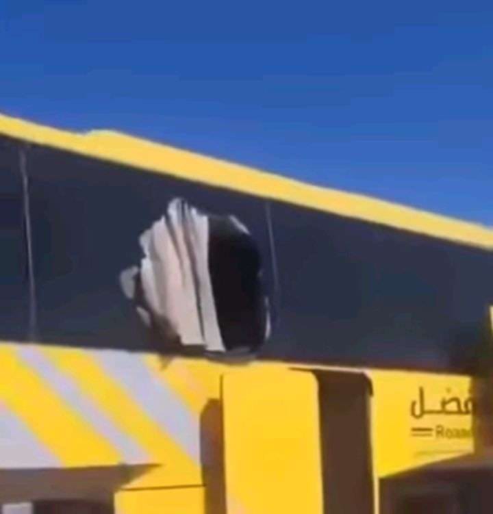 شم رائحة دخان يدفع مسافر لكسر زجاج الباص والنجاة