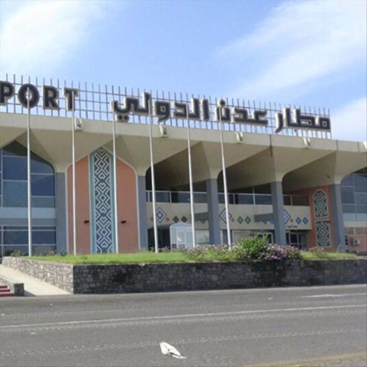 المسافرون يعودون إلى منازلهم بعد توقف الرحلات في مطار عدن