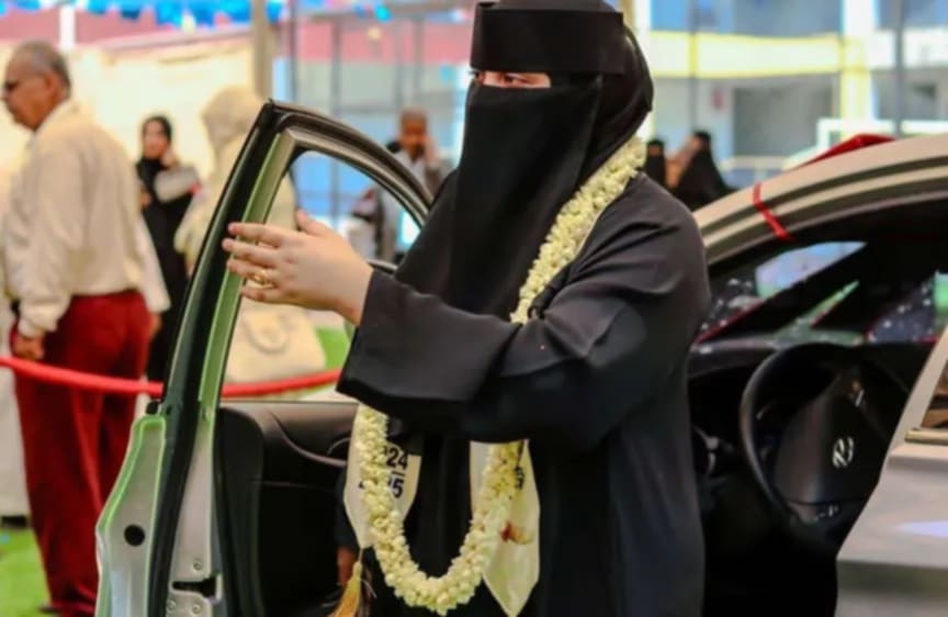 طالبة يمنية تتسلم سيارة كجائزة لتفوقها في الثانوية العامة