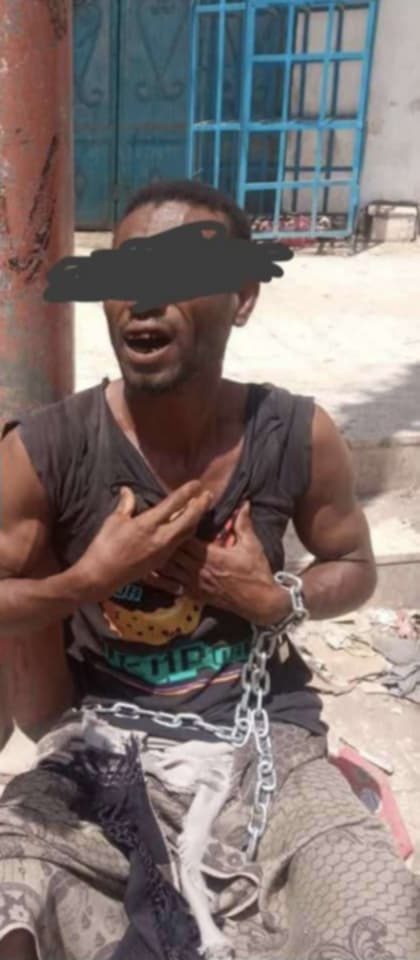 مشهد غير مألوف في عدن.. لص مكبل بالسلاسل بعد محاولة سرقة
