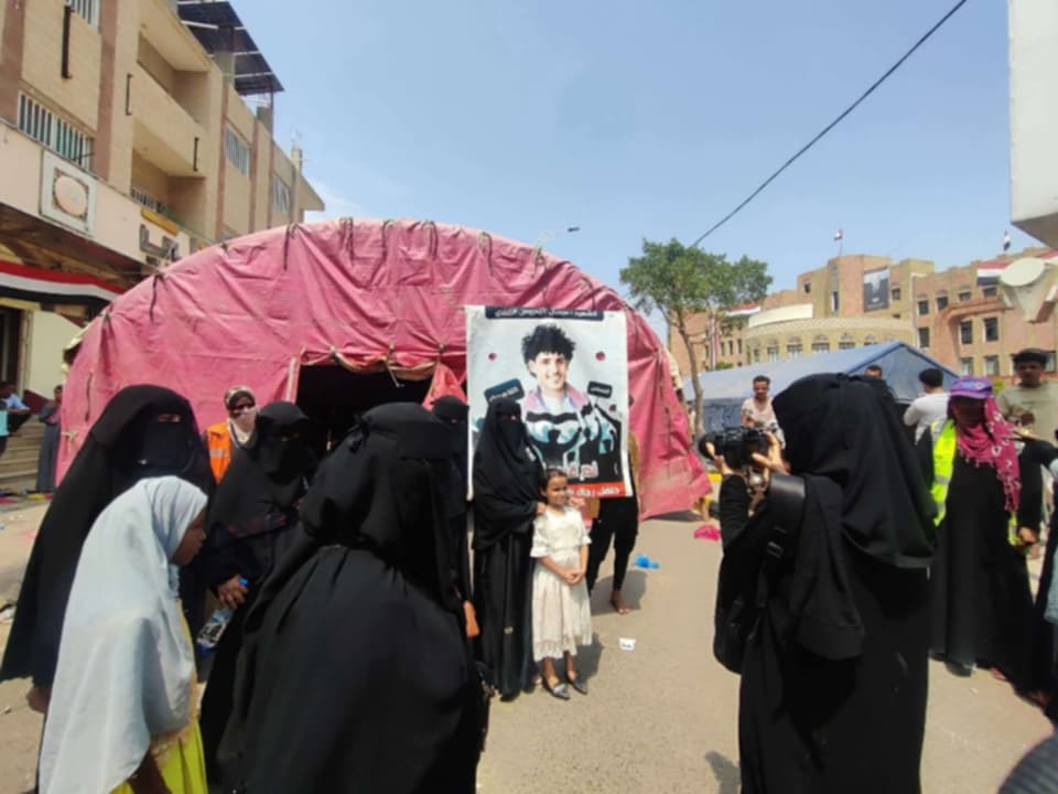 اعتصام في تعز لدعم قاتل يثير الجدل بين الناشطين