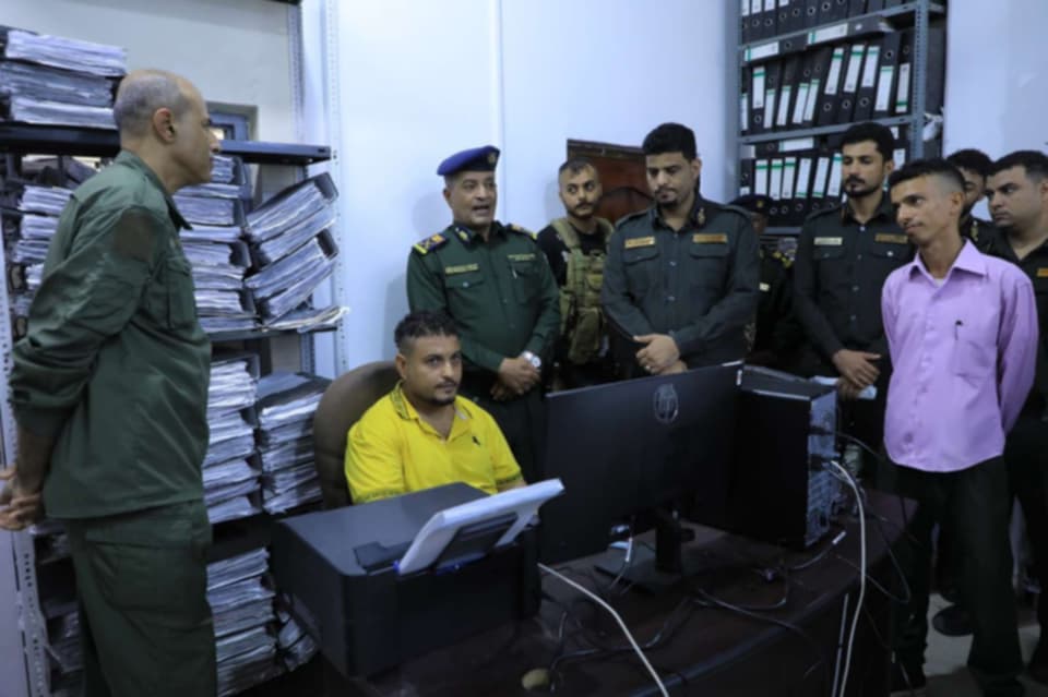 عدن: رفع رسوم شهادة الميلاد وربطها بالبطاقة الذكية