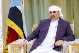  عيدروس الزبيدي يلوّح بحكومة جنوبية جديدة ويهاجم أداء بن بريك والبنك المركزي
