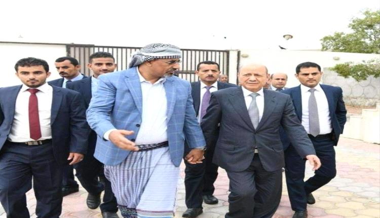 العليمي يتجاهل قرارات الزُبيدي ويواصل مهامه بشكل طبيعي