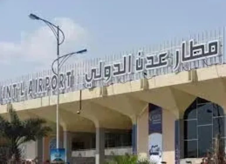 إحباط عملية تهريب في مطار عدن: ضبط طرد يحتوي على مفاجأة ضخمة والقبض على شخصين