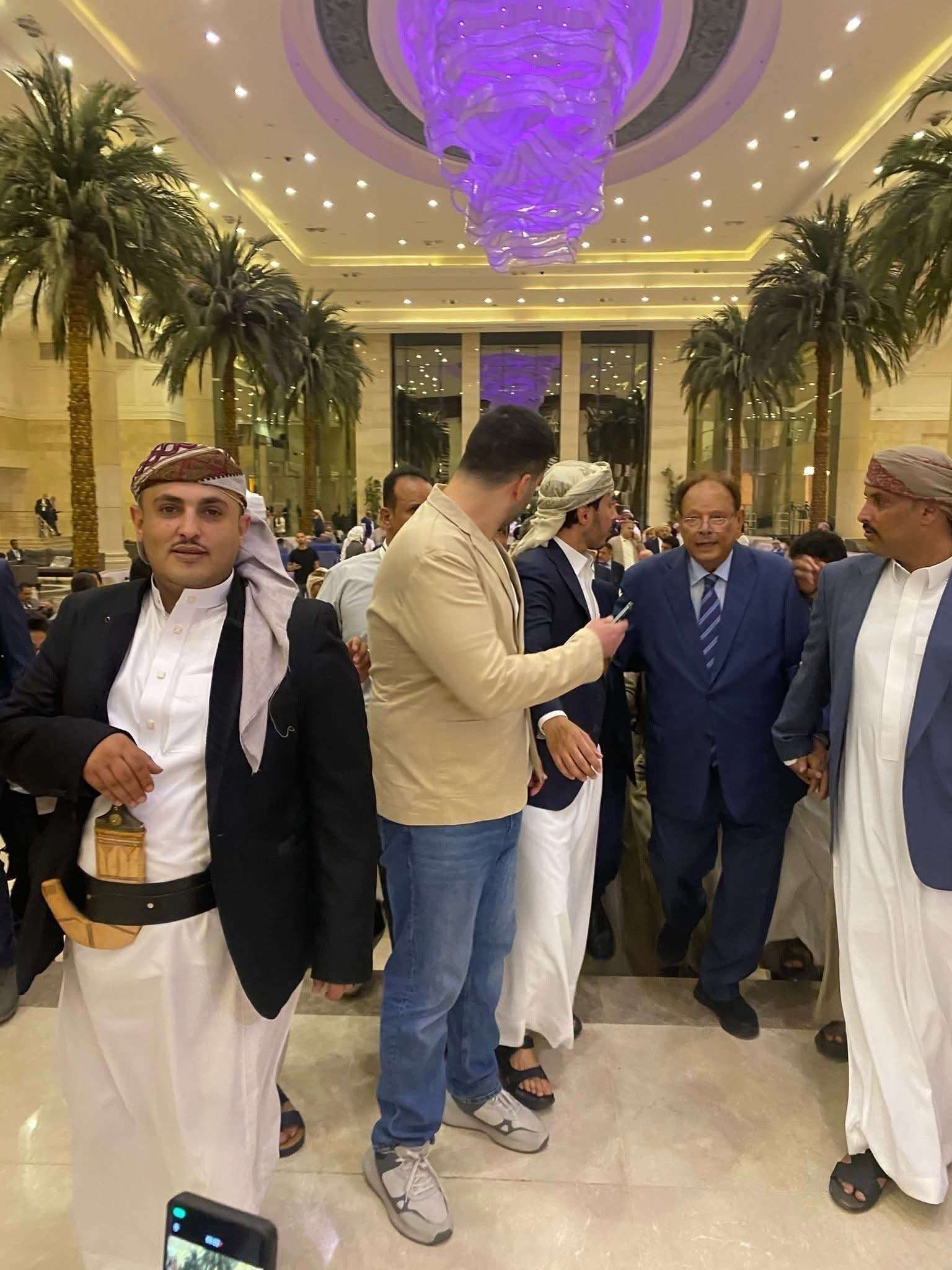 الرئيس الأسبق علي ناصر محمد يهنئ أسرة الزعيم صالح ..؟