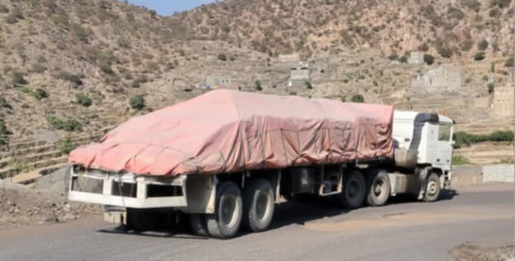 إغلاق طريق رئيسي يعرقل حركة المسافرين في عدن