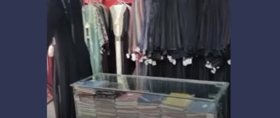 مسلحون يشعلون النار في متجر عبايات والسبب يثير الجدل