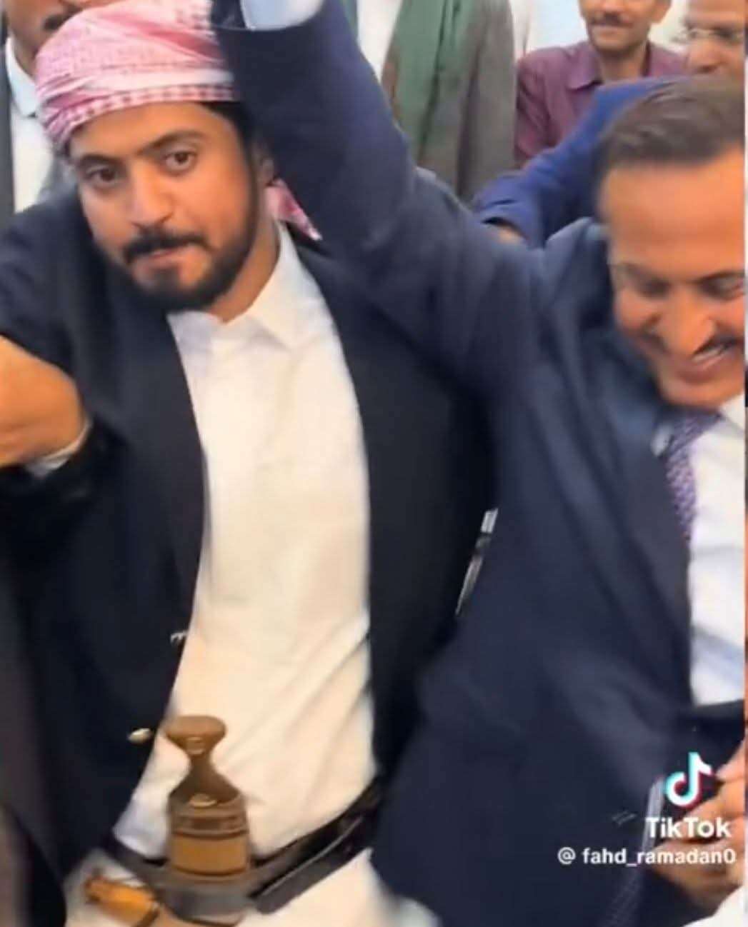 من هو الرجل الظل؟ الكشف عن هوية الحارس الشخصي لأحمد علي عبدالله صالح