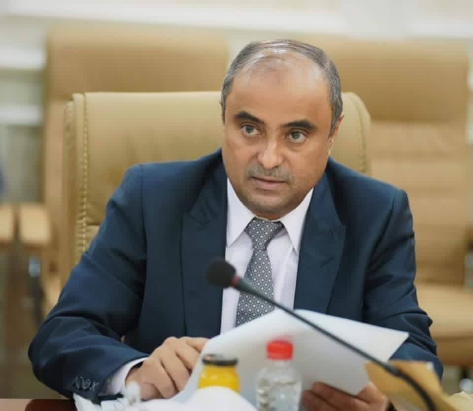 تحديات رئيس الحكومة سالم بن بريك: مرتبات منتظمة وإصلاحات عاجلة في ظل الأزمات الاقتصادية