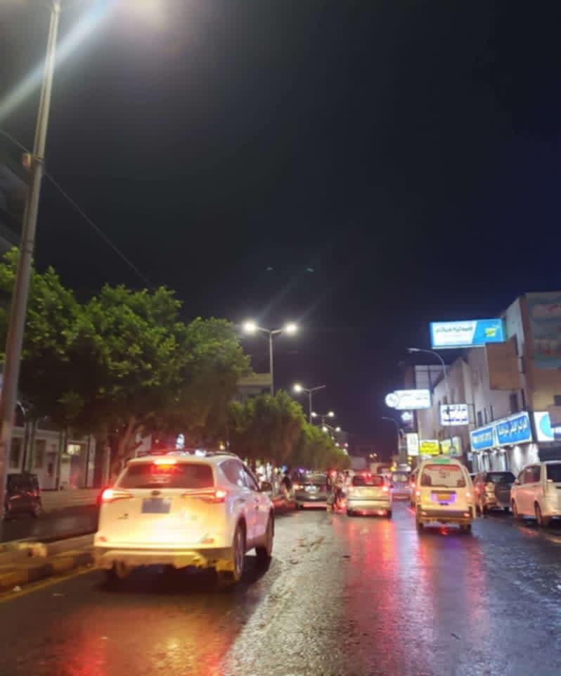 سائقة تفقد السيطرة على سيارتها وتسبب حادثاً خطيراً وسط صنعاء