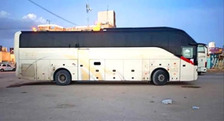 مشهد كوميدي لسيدة يمنية في طريقها إلى السعودية بسبب خوف من الحريق