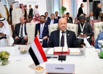 العليمي يواجه إسرائيل بكلمة تاريخية في قمة الدوحة