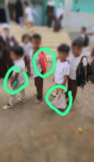 صورة من عدن تختصر المأساة: ما الذي يحمله هؤلاء الصغار؟"