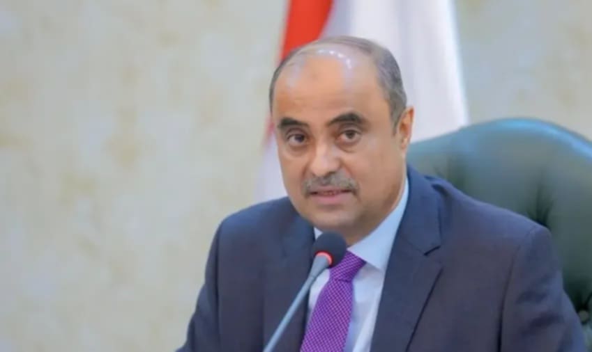 بن بريك يغادر عدن إلى الرياض وسط ترجيحات باستقالته