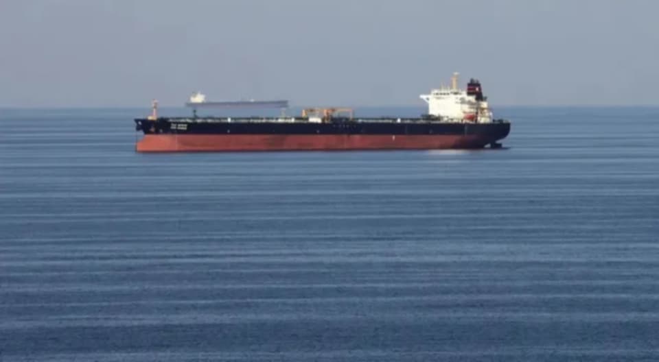 دعوة مثيرة من السفير البريطاني السابق لإغراق السفن الإيرانية