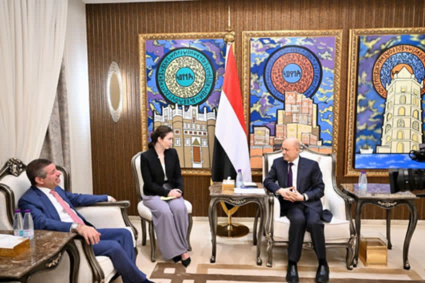 في استقبال رسمي بالعاصمة.. العليمي يبحث مع السفير الأمريكي أحداث اليمن وموقف الولايات المتحدة