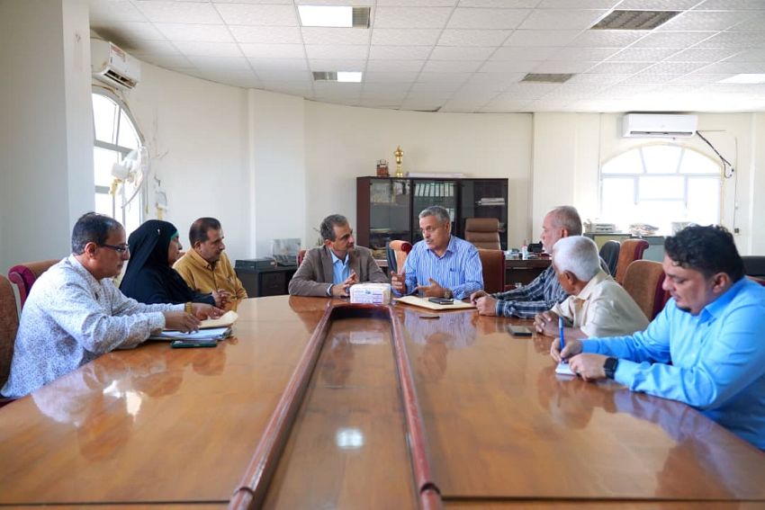 وزير الدولة محافظ عدن يطّلع على سير العمل في مبنى إدارتي الطرق والإنارة بمكتب الاشغال