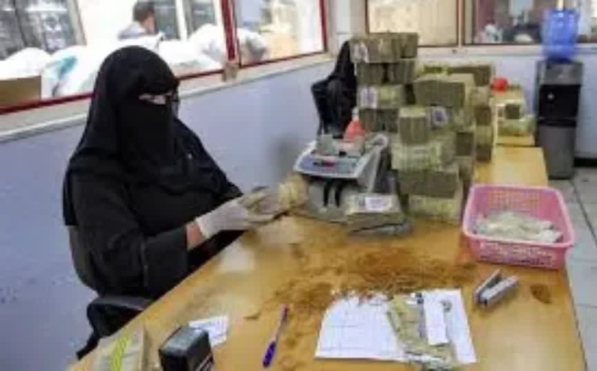 مدخرات اليمنيين في خطر.. شركات الصرافة تنهار بمناطق الحوثيين وسط اتهامات للبنك المركزي