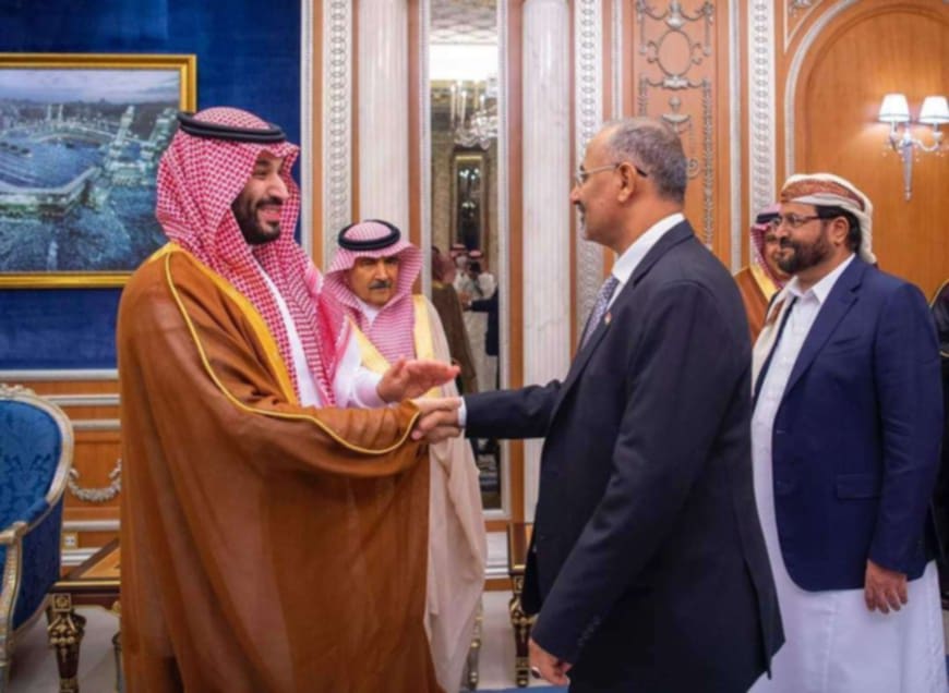 مقرب من الرئاسة يكشف: الزبيدي يفرض شروطه والعليمي في موقف صعب