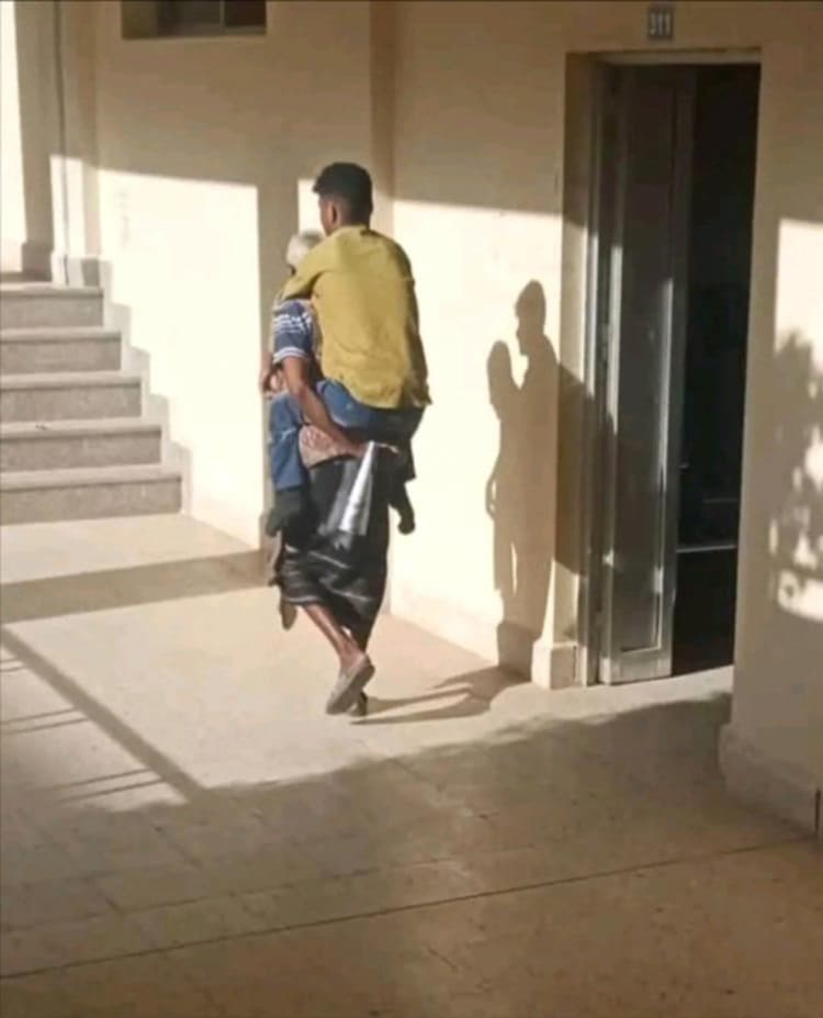 أب يمني يحمل ابنه المعاق إلى الجامعة يوميًا ويثير تعاطفاً عارماً