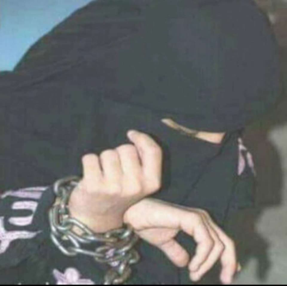 ضبط امرأة متزوجة بعد هروبها مع عشيقها.. وقيادي حوثي يتحفظ عليها في إب
