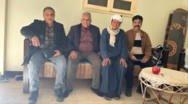 طلاب يمنيون يفاجئون معلمهم في صعيد مصر بعد 40 عاماً من الفراق