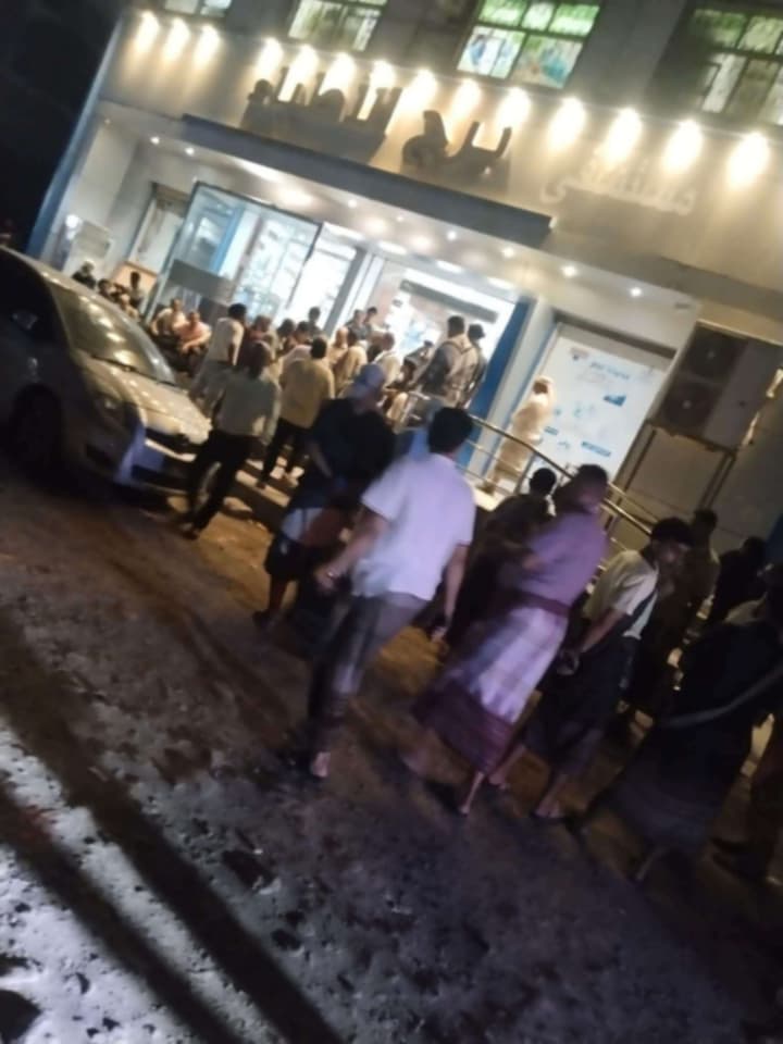 حشود غفيرة تهزّ المستشفى بعد رحيل المناضل الجنوبي أديب العيسي