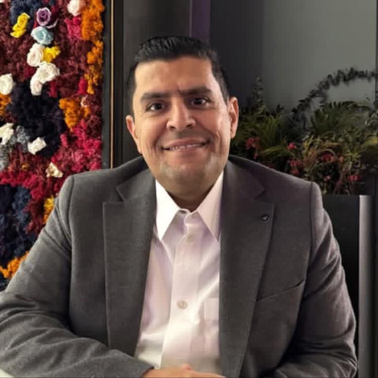 مراسل الجزيرة..خالد بن سلمان يجري لقاءات منفردة مع العليمي وأعضاء مجلس القيادة الرئاسي