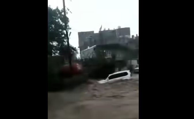 مأساة في إب: عائلة تُفقد حياتها بسبب السيول بعد عودة الأب من الغربة