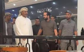 الزبيدي يثير الجدل بزيارة مفاجئة إلى عدن مول وسط تباين ردود الفعل
