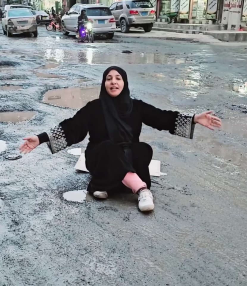 ناشطة يمنية تفترش الأرض في أشهر شوارع العاصمة: ماذا يحدث