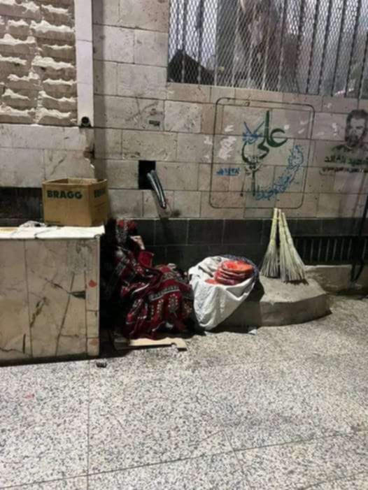 بائعة خبز ومكانس تتحول إلى رمز للكفاح في شوارع صنعاء